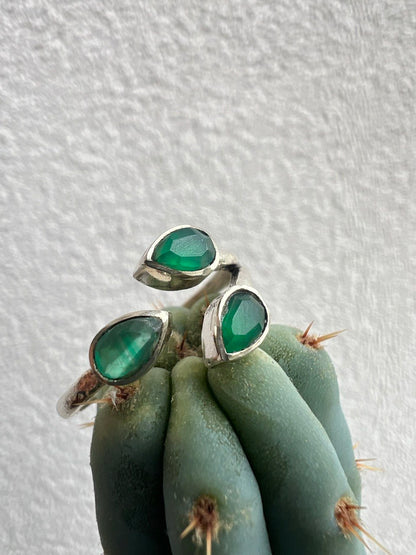 Anello Elegante con Tre Gocce di Pietre Naturali – Finitura Argento 925 – Misura Regolabile