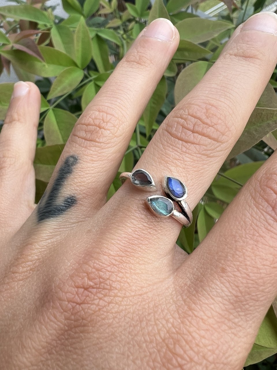 Anello Elegante con Tre Gocce di Pietre Naturali – Finitura Argento 925 – Misura Regolabile