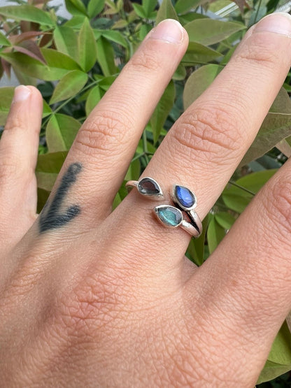 Anello Elegante con Tre Gocce di Pietre Naturali – Finitura Argento 925 – Misura Regolabile