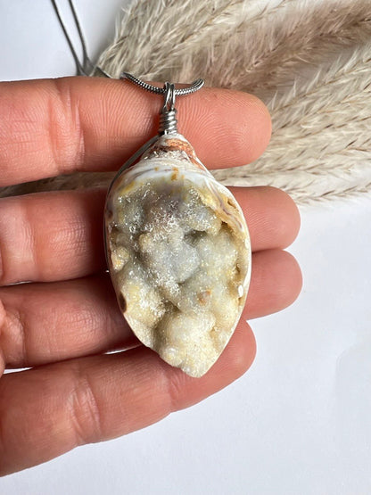 Frammento di Mare Antico: Pendente con Conchiglia Fossile Cristallizzata