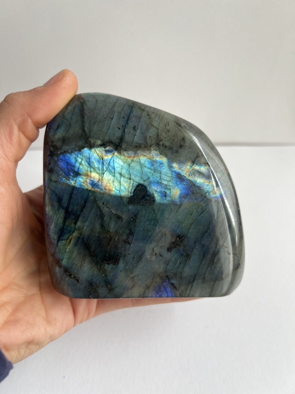 Labradorite del Madagascar – Uno Spettacolo di Luci e Riflessi (806g).