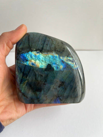 Labradorite del Madagascar – Uno Spettacolo di Luci e Riflessi (806g).