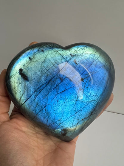 Cuore di Labradorite Qualità Superiore AAA+++  Iridescenza Blu Elettrico – 731g