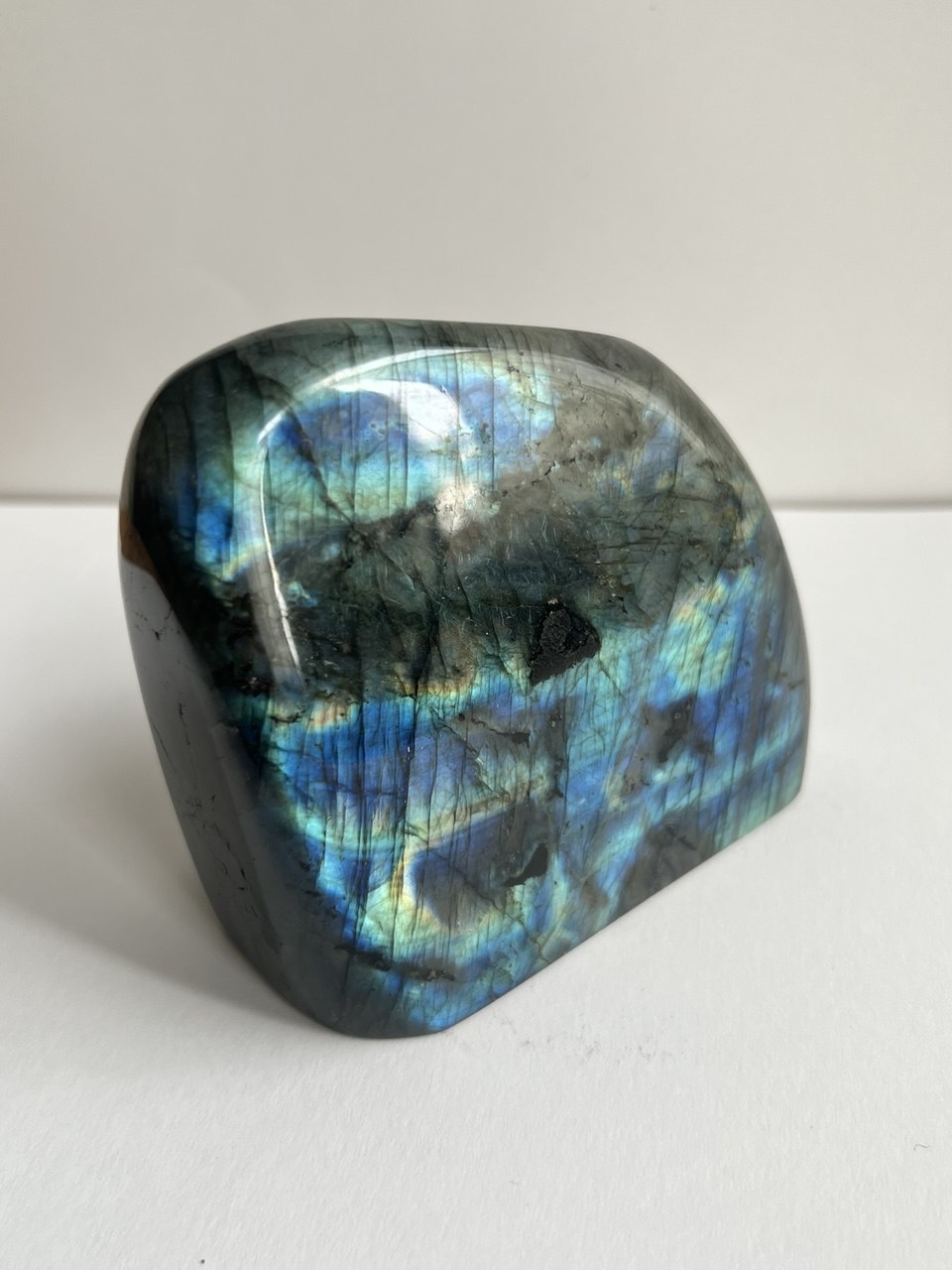 Labradorite del Madagascar – Uno Spettacolo di Luci e Riflessi (806g).