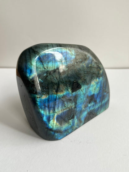 Labradorite del Madagascar – Uno Spettacolo di Luci e Riflessi (806g).