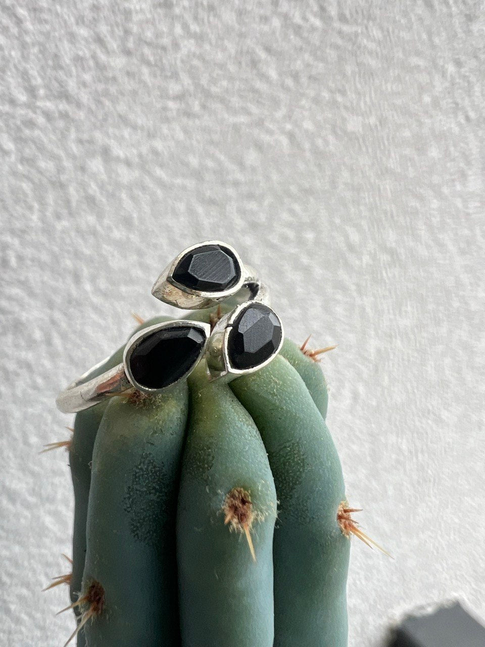Anello Elegante con Tre Gocce di Pietre Naturali – Finitura Argento 925 – Misura Regolabile