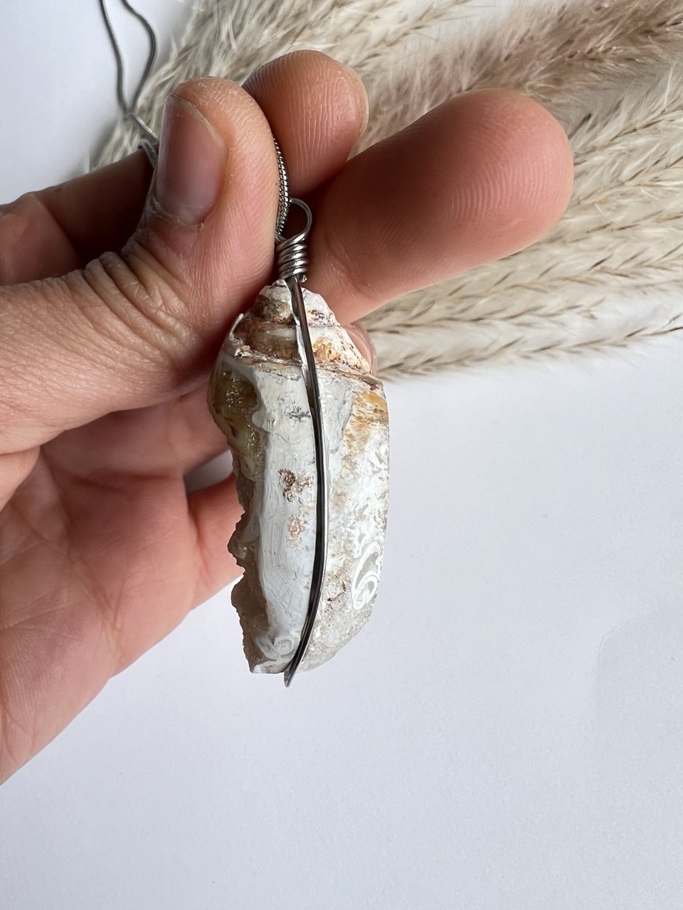 Frammento di Mare Antico: Pendente con Conchiglia Fossile Cristallizzata