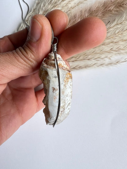 Frammento di Mare Antico: Pendente con Conchiglia Fossile Cristallizzata