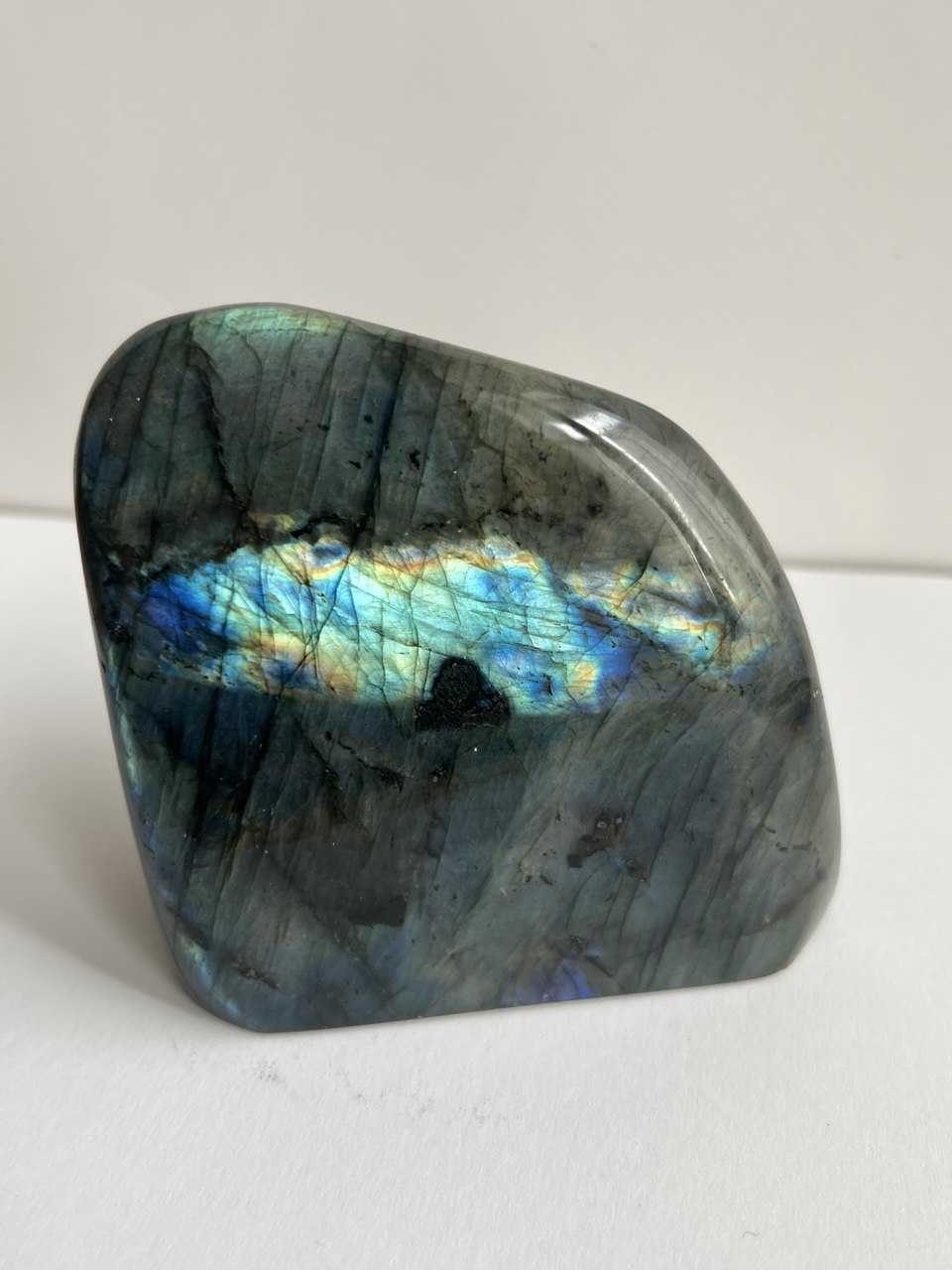 Labradorite del Madagascar – Uno Spettacolo di Luci e Riflessi (806g).