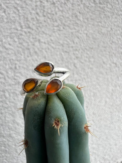 Anello Elegante con Tre Gocce di Pietre Naturali – Finitura Argento 925 – Misura Regolabile