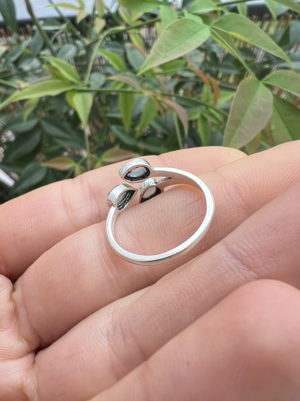 Anello Elegante con Tre Gocce di Pietre Naturali – Finitura Argento 925 – Misura Regolabile