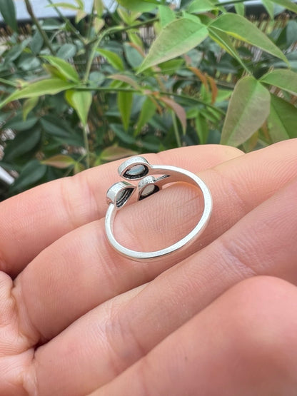 Anello Elegante con Tre Gocce di Pietre Naturali – Finitura Argento 925 – Misura Regolabile