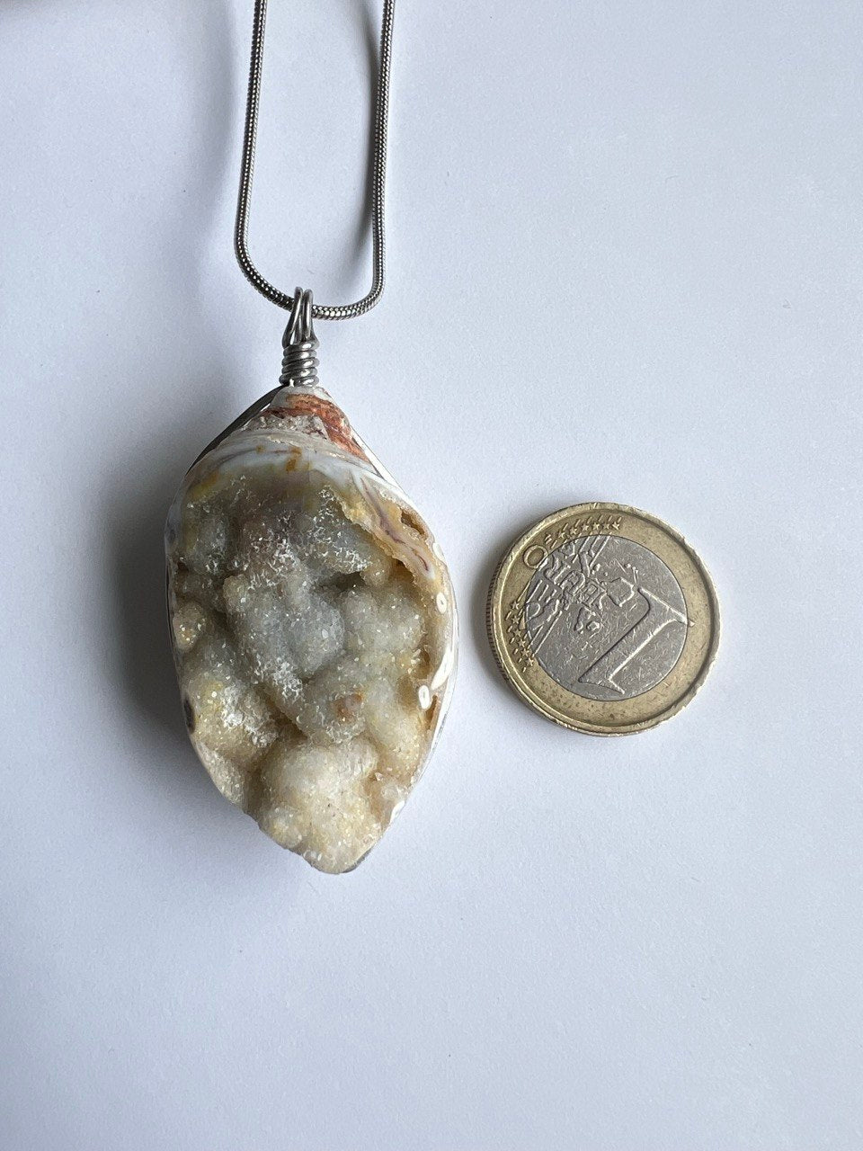 Frammento di Mare Antico: Pendente con Conchiglia Fossile Cristallizzata