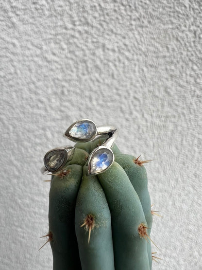 Anello Elegante con Tre Gocce di Pietre Naturali – Finitura Argento 925 – Misura Regolabile