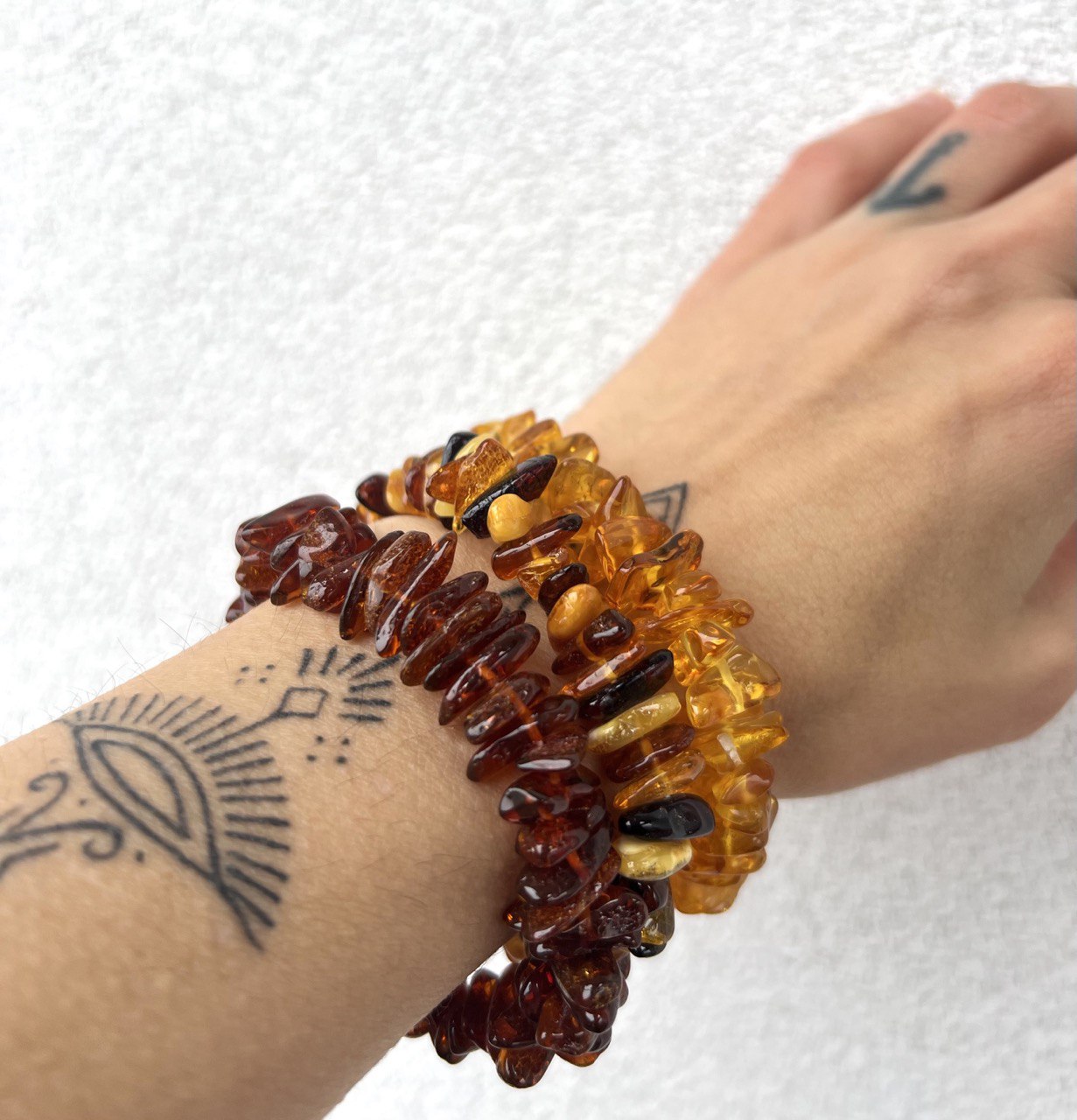 Bracciale di Ambra cips: Eleganza in Diverse Tonalità