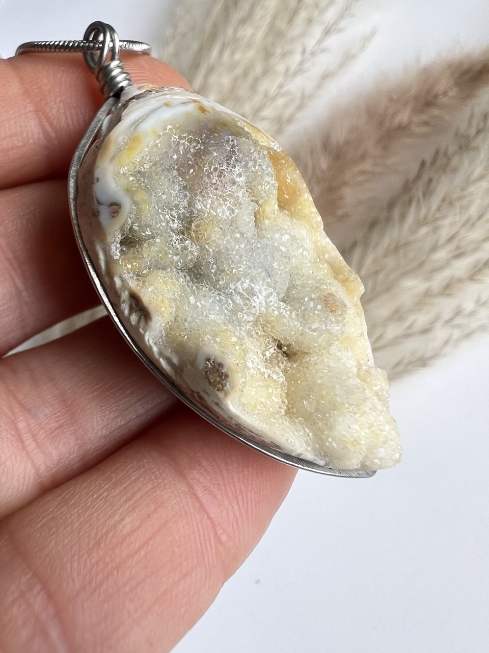 Frammento di Mare Antico: Pendente con Conchiglia Fossile Cristallizzata