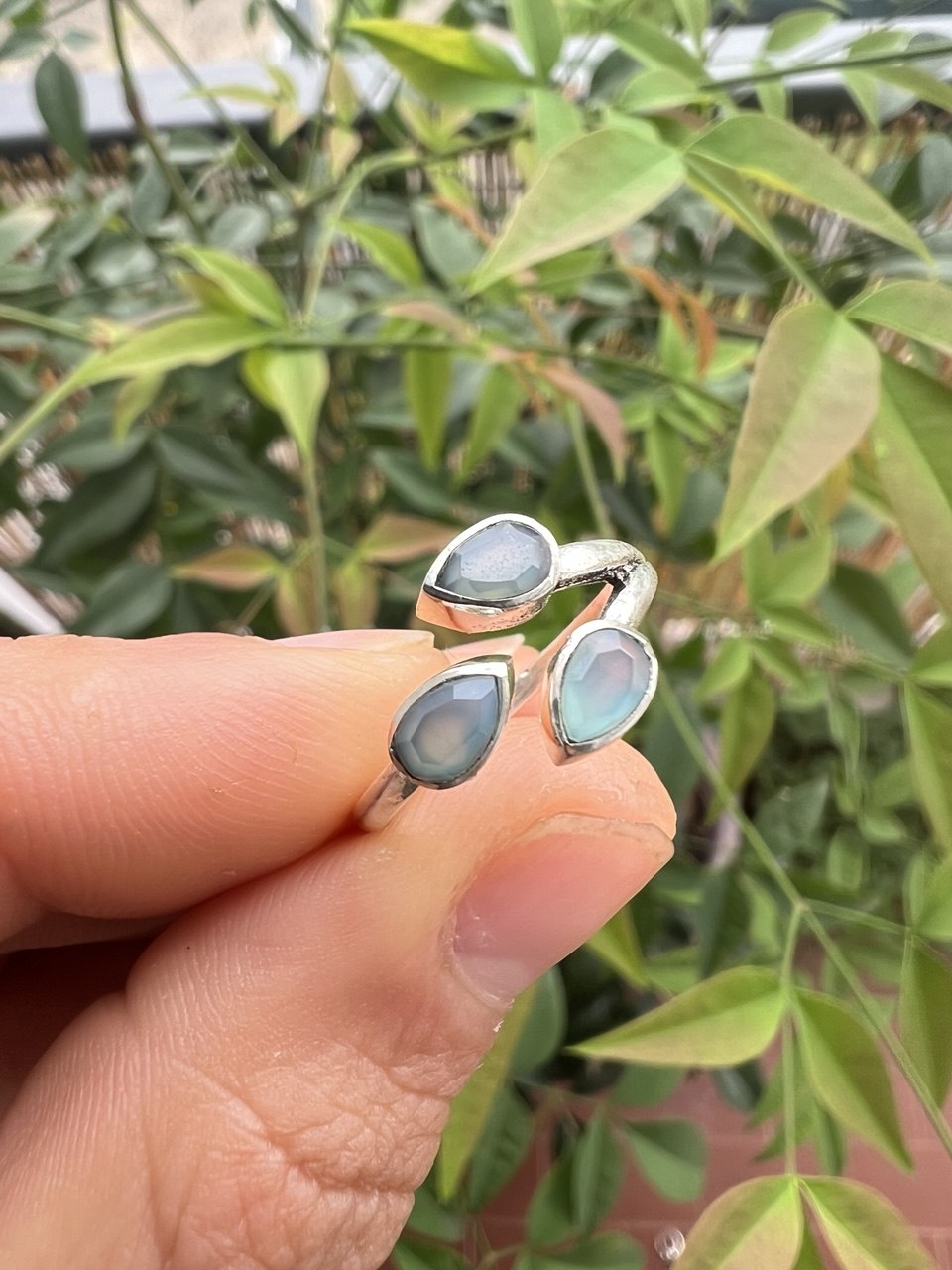 Anello Elegante con Tre Gocce di Pietre Naturali – Finitura Argento 925 – Misura Regolabile