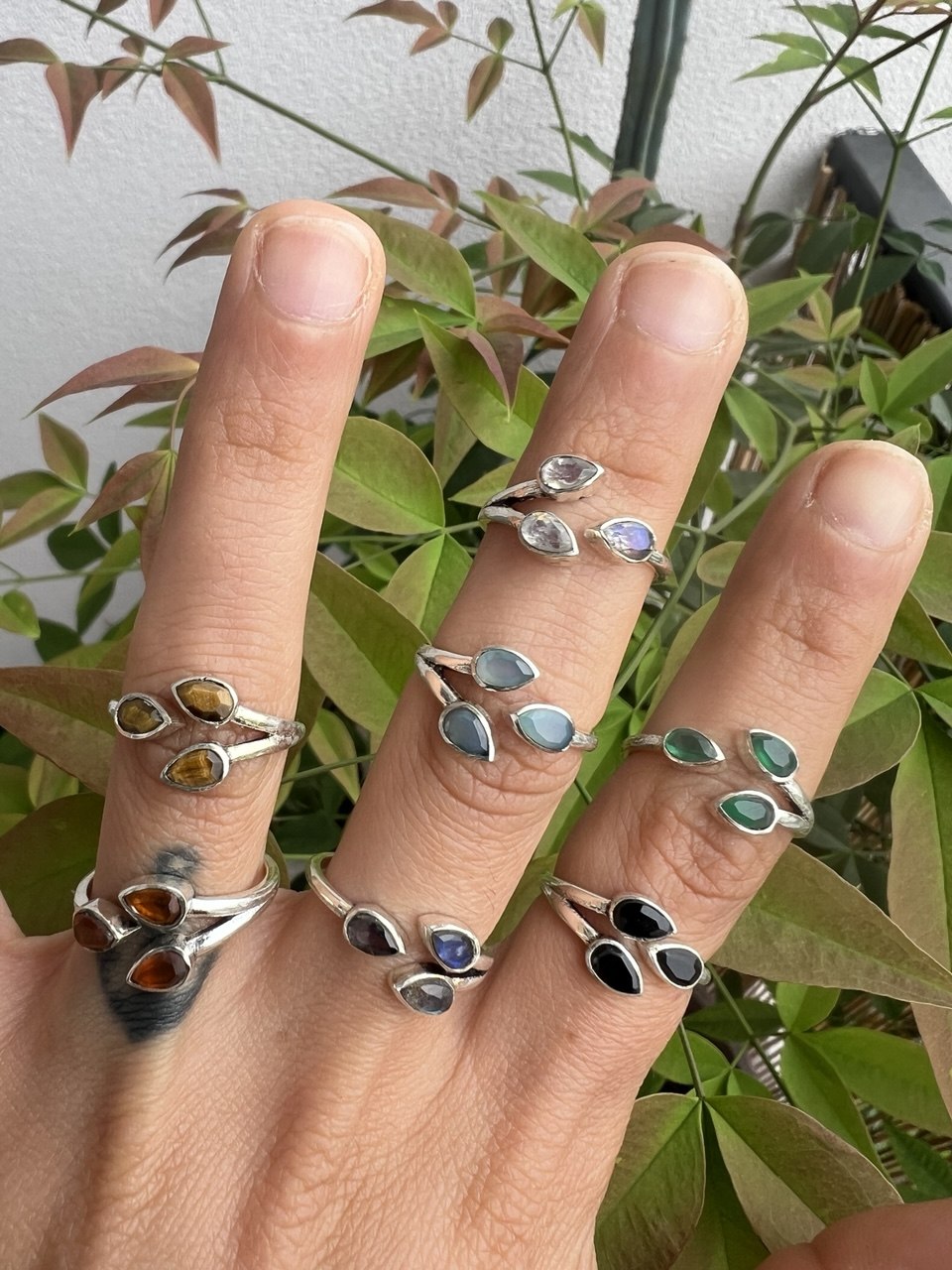 Anello Elegante con Tre Gocce di Pietre Naturali – Finitura Argento 925 – Misura Regolabile
