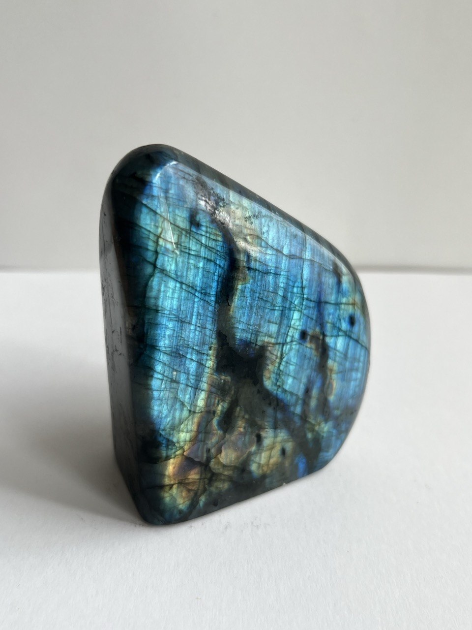 Labradorite Naturale 352g – Riflessi Blu Elettrico