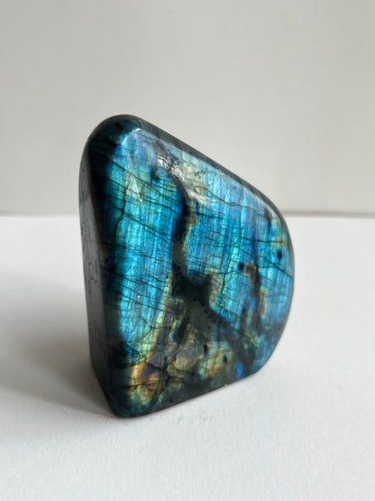 Labradorite Naturale 352g – Riflessi Blu Elettrico