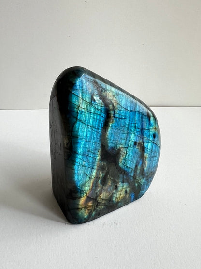 Labradorite Naturale 352g – Riflessi Blu Elettrico