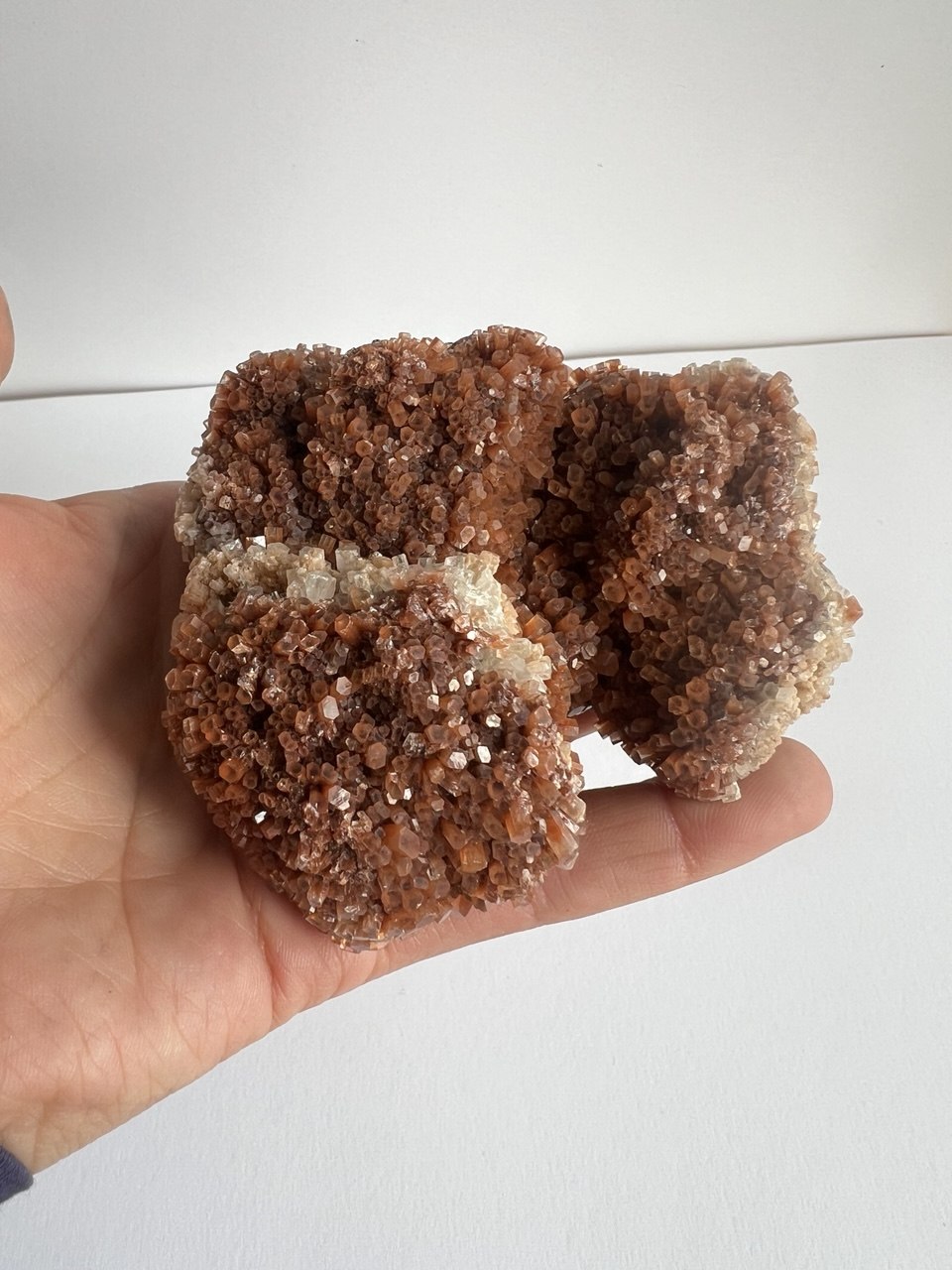 Splendido Cluster di Aragonite Bruna a Crescita Esagonale – 258g