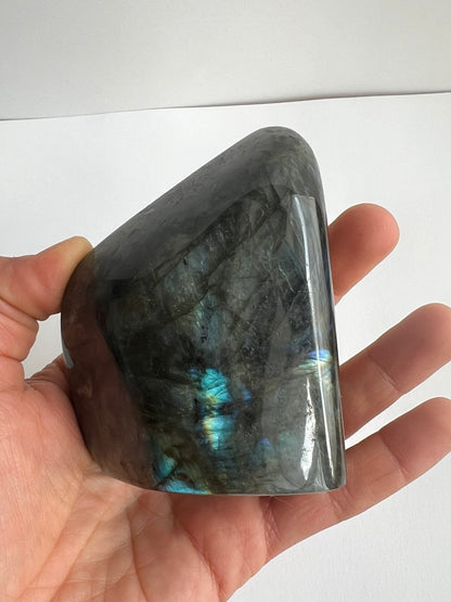 Labradorite Naturale 352g – Riflessi Blu Elettrico