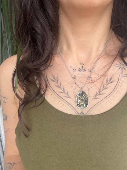 Collana "Luce Primordiale" – Ciondolo in Pirite e Galena