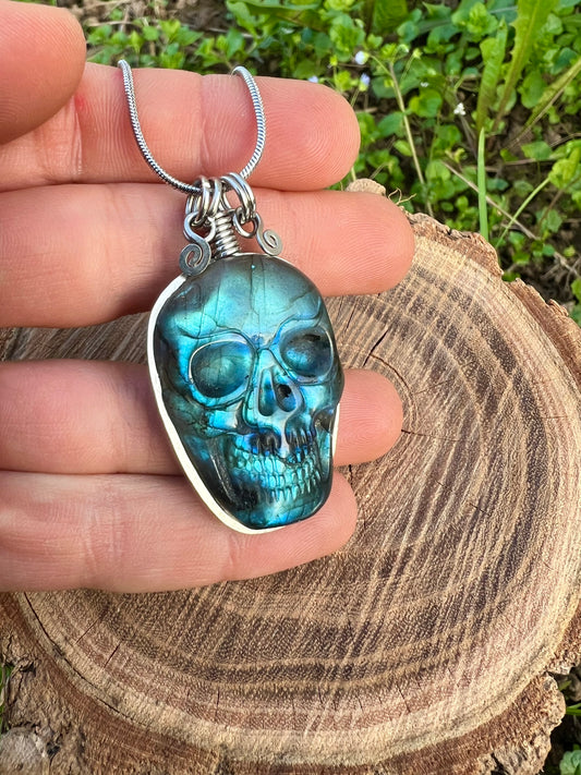 Collana Teschio in Labradorite blu scolpita a mano