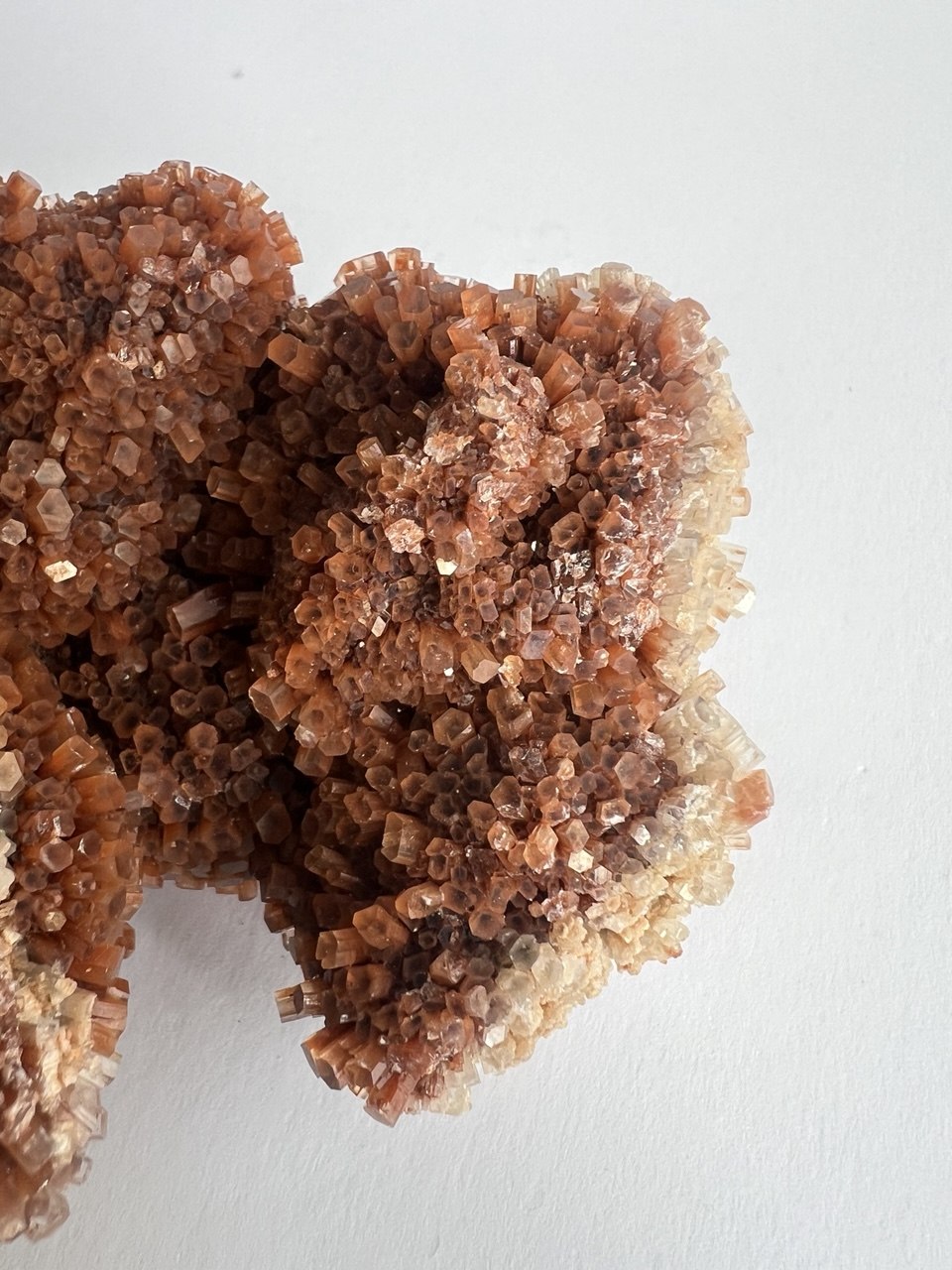 Splendido Cluster di Aragonite Bruna a Crescita Esagonale – 258g