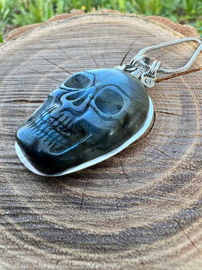 Collana Teschio in Labradorite blu scolpita a mano