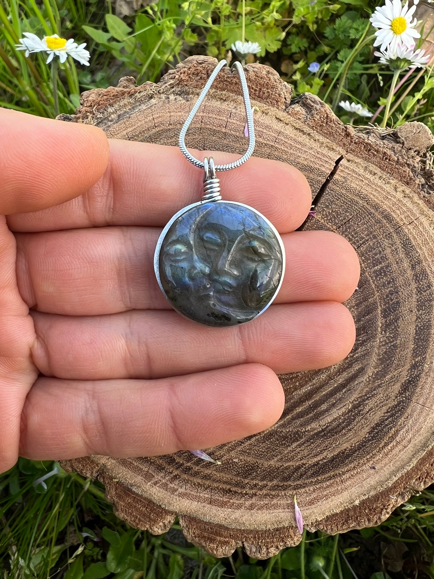 Collana Eclissi in Labradorite dal Madagascar - SoleLuna scolpita a mano