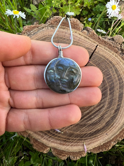 Collana Eclissi in Labradorite dal Madagascar - SoleLuna scolpita a mano