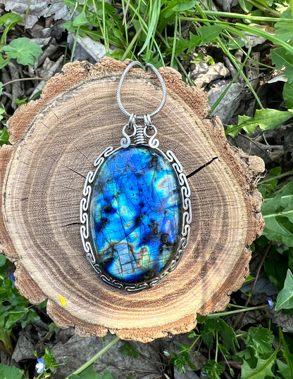 Collana medaglione con splendida Labradorite multicolor - lavorazione manuale "cammino Inca"