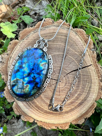 Collana medaglione con splendida Labradorite multicolor - lavorazione manuale "cammino Inca"
