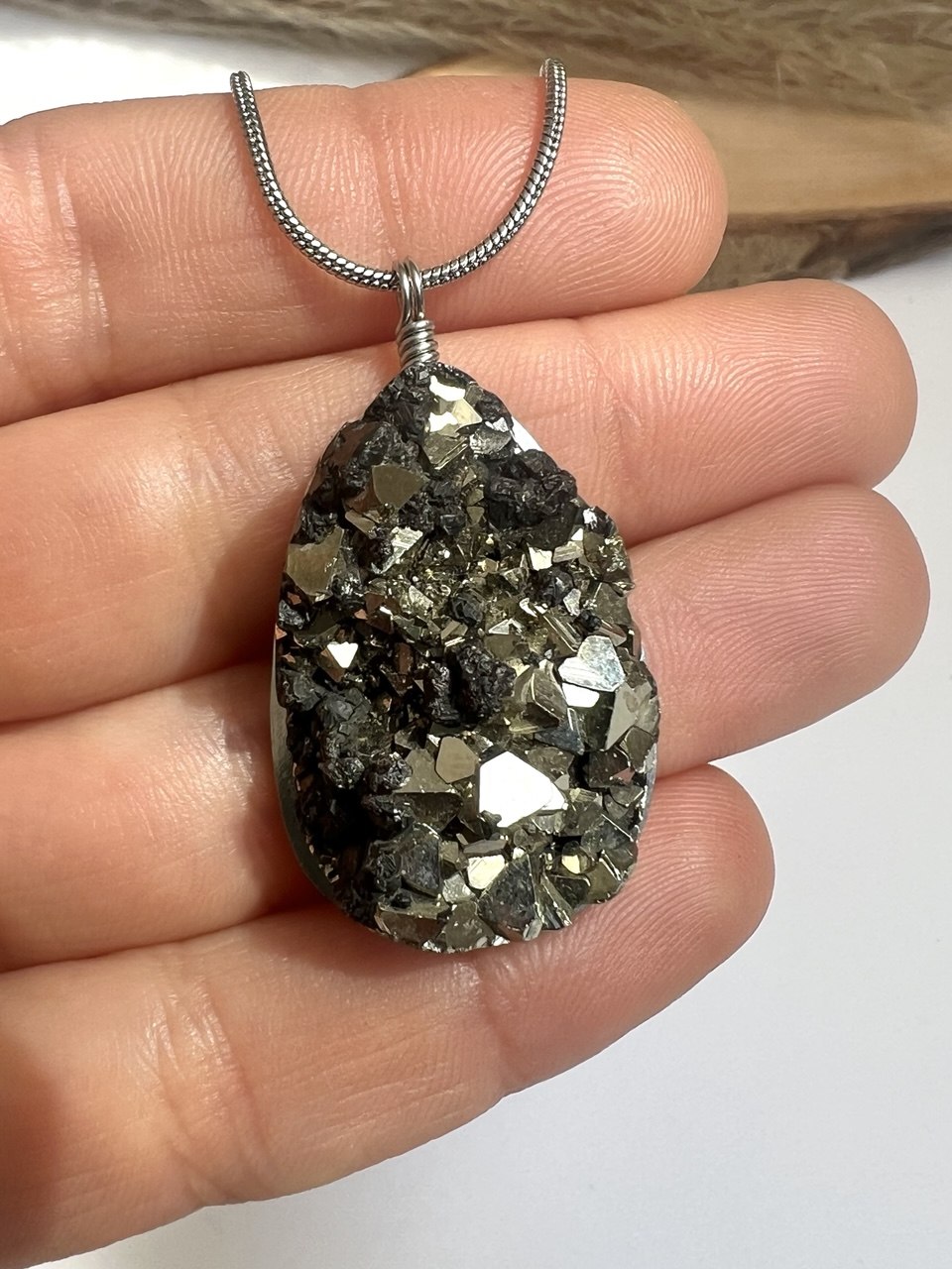 Collana "Luce Primordiale" – Ciondolo in Pirite e Galena