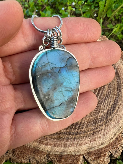 Collana Teschio in Labradorite blu scolpita a mano