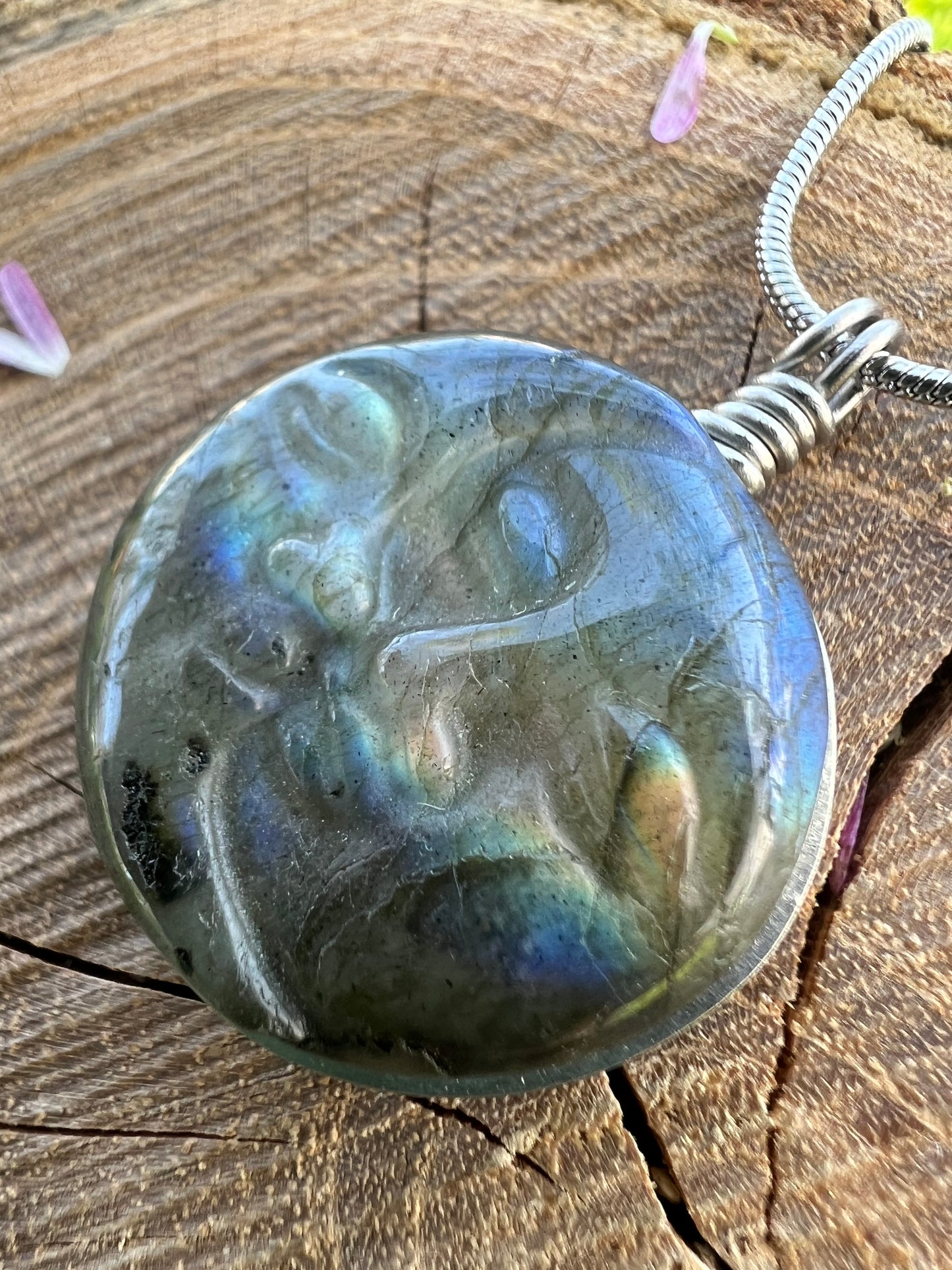 Collana Eclissi in Labradorite dal Madagascar - SoleLuna scolpita a mano