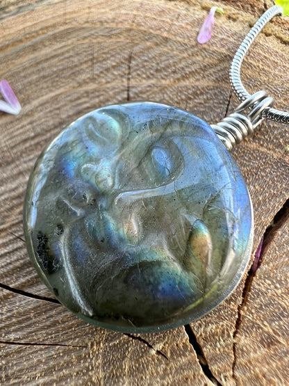 Collana Eclissi in Labradorite dal Madagascar - SoleLuna scolpita a mano