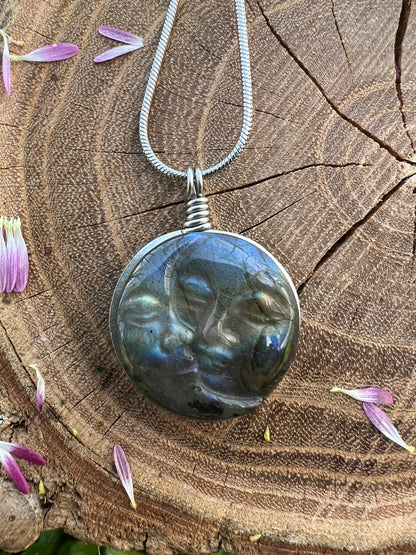 Collana Eclissi in Labradorite dal Madagascar - SoleLuna scolpita a mano