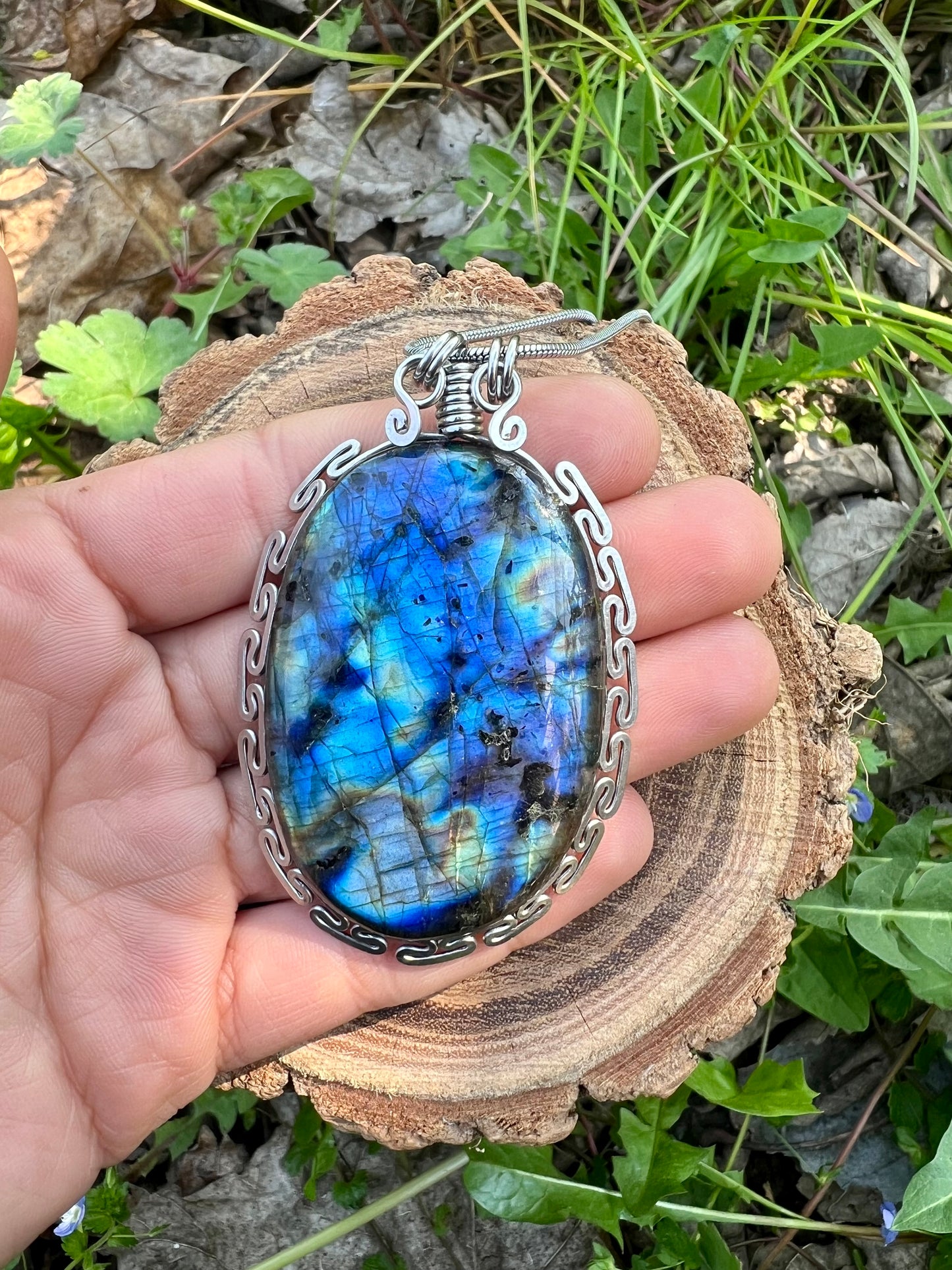Collana medaglione con splendida Labradorite multicolor - lavorazione manuale "cammino Inca"