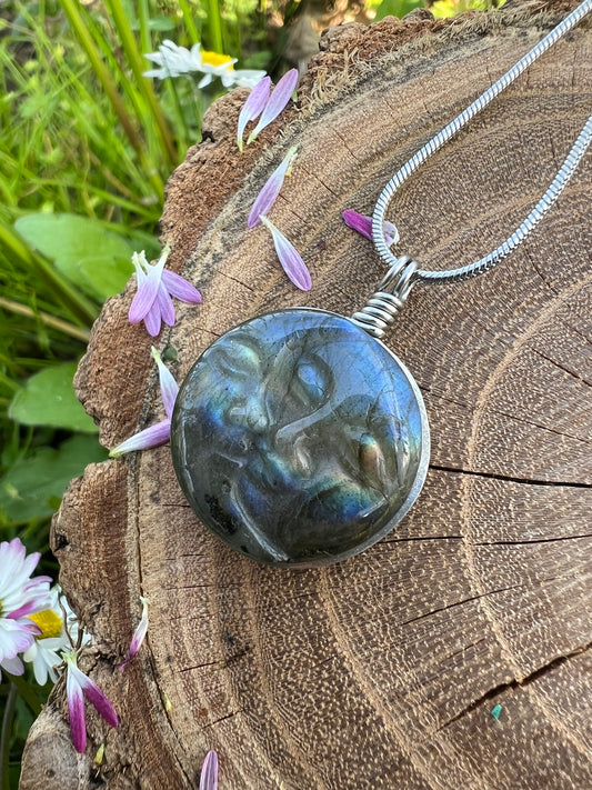 Collana Eclissi in Labradorite dal Madagascar - SoleLuna scolpita a mano