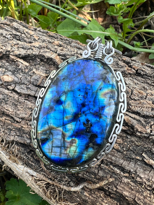 Collana medaglione con splendida Labradorite multicolor - lavorazione manuale "cammino Inca"