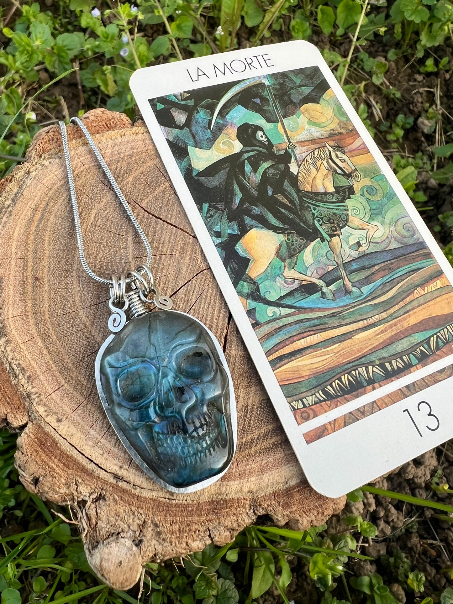 Collana Teschio in Labradorite blu scolpita a mano