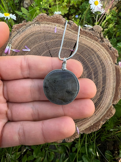 Collana Eclissi in Labradorite dal Madagascar - SoleLuna scolpita a mano