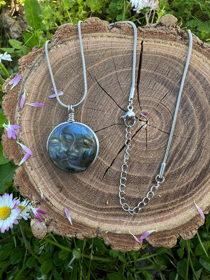 Collana Eclissi in Labradorite dal Madagascar - SoleLuna scolpita a mano
