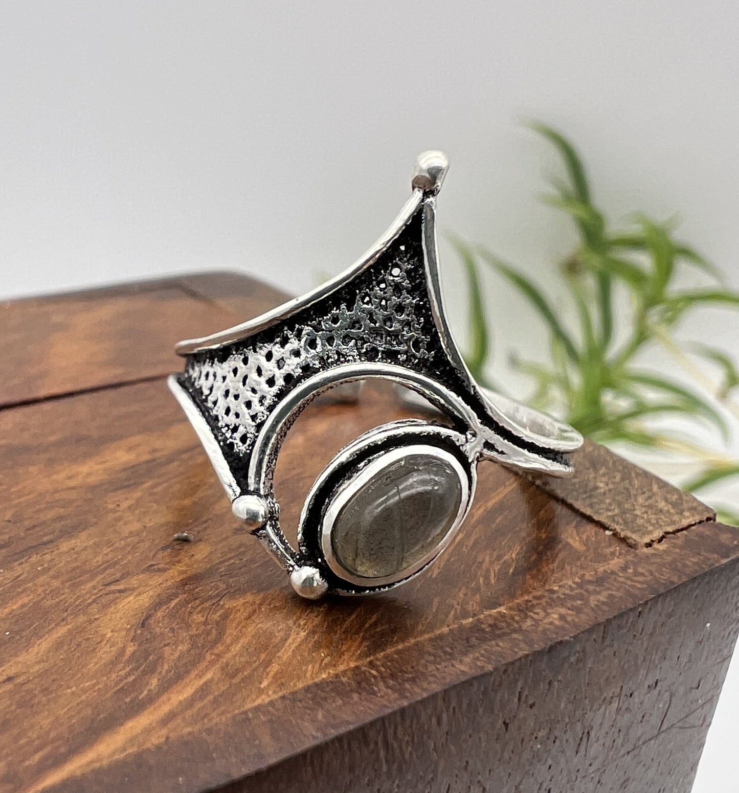 Anello in stile medievale