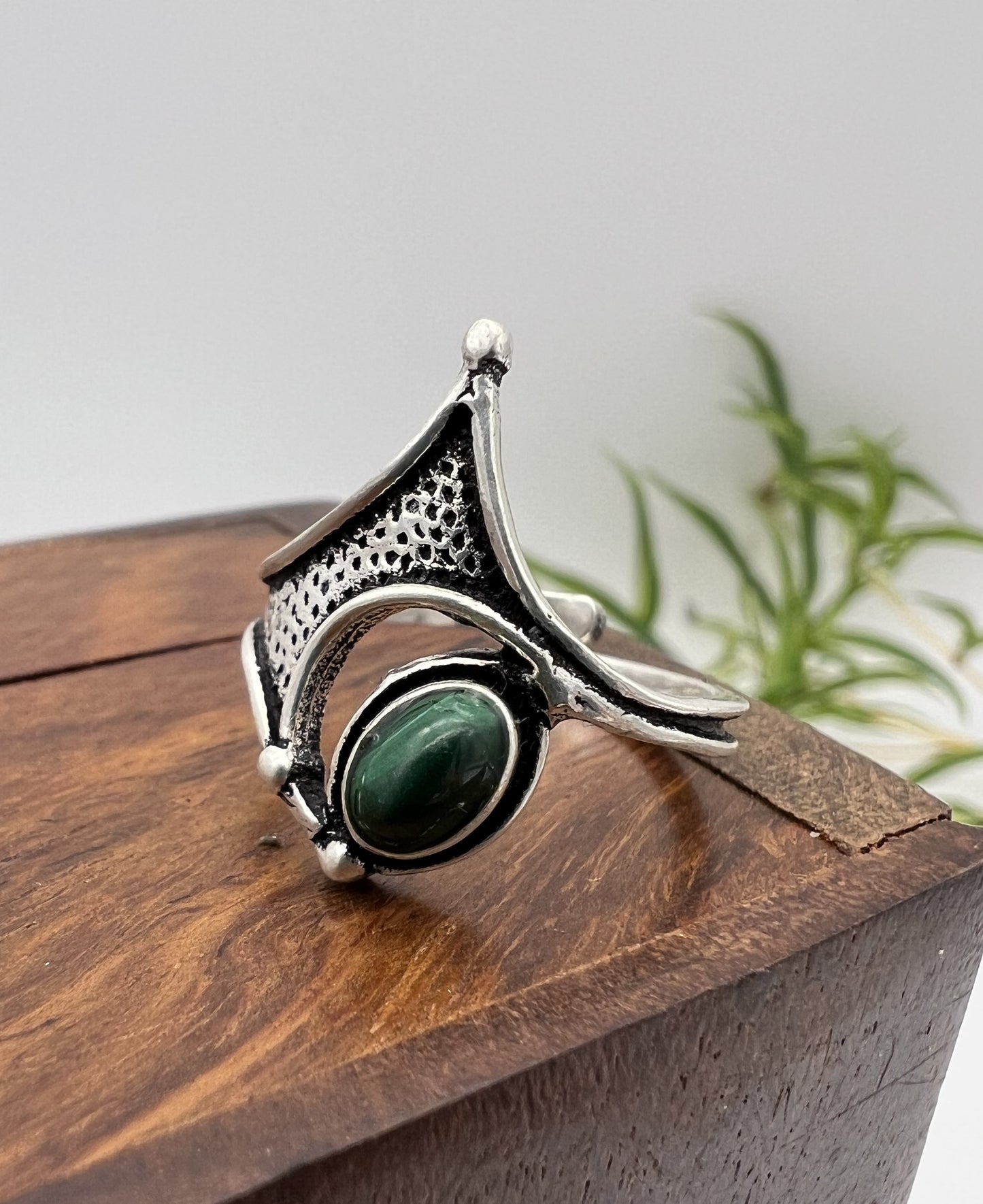 Anello in stile medievale